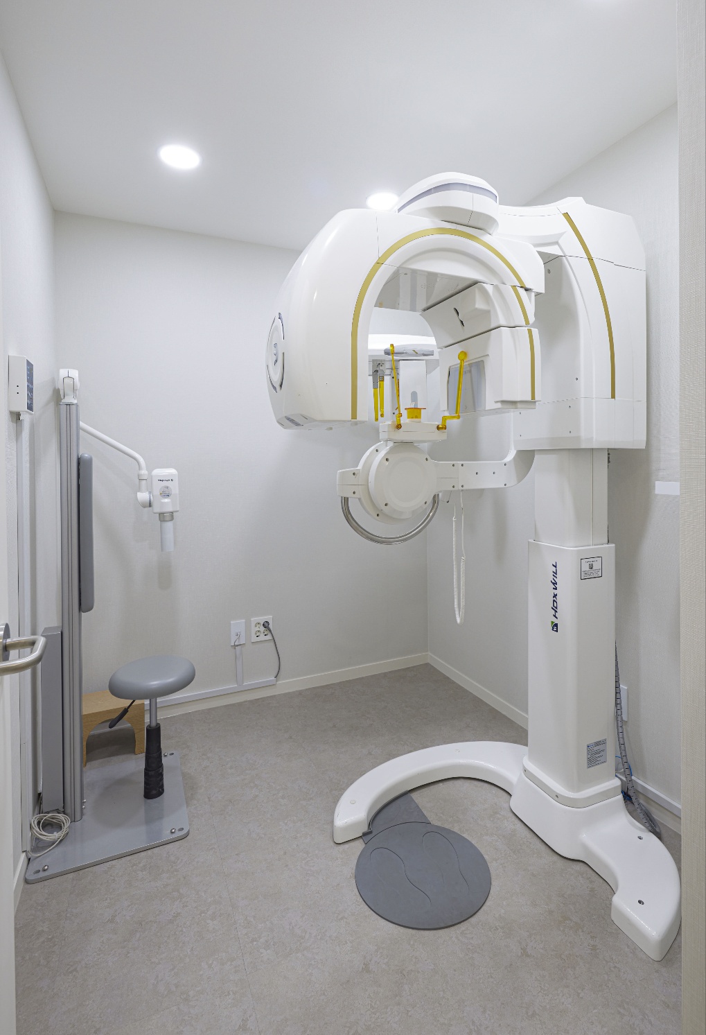 에센스치과 방사선 촬영실의 HDX CT·파노라마 장비
